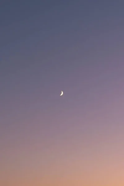 Imagine verticală a lunii care răspândește dragoste și lumină în timpul nopții — Fotografie, imagine de stoc