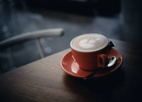 Nahaufnahme einer Tasse Kaffee auf einem Holztisch — Stockfoto