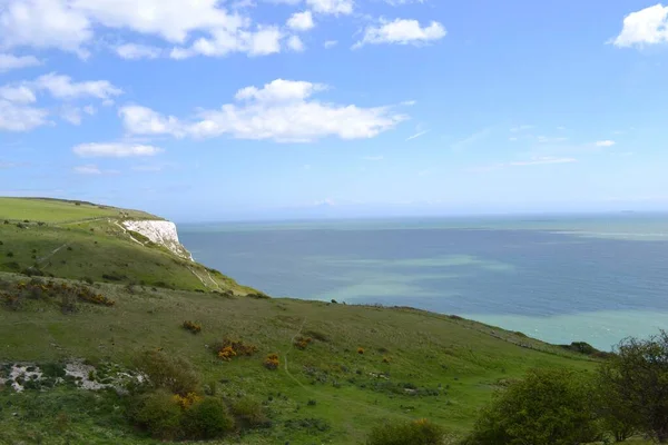 Tiro de ângulo alto de uma bela paisagem perto do mar sob o céu nublado em Dover, Inglaterra — Fotografia de Stock