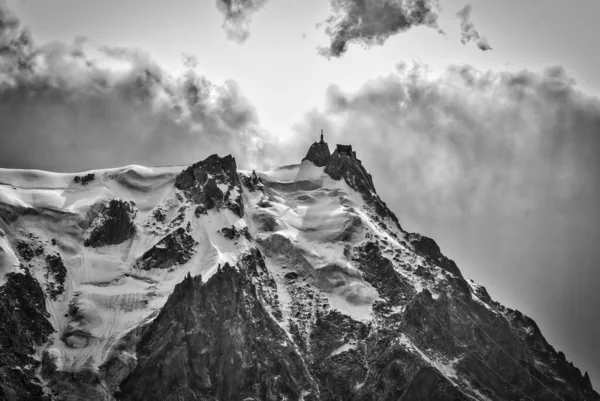 Grayscale shot da famosa montanha Aiguille du Midi coberta de neve na França — Fotografia de Stock