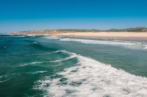 Angle Élevé Vagues Mousseuses Allant Plage Sous Ciel Bleu Pris — Photo