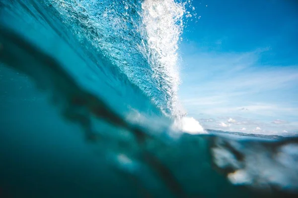 Una Hermosa Toma Una Ola Tomando Forma Bajo Cielo Azul —  Fotos de Stock