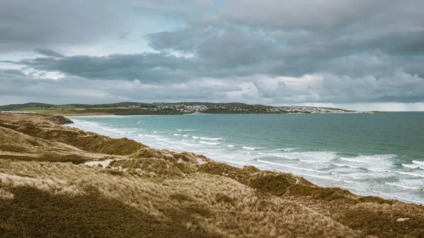 Breathtaking view of the beach and the sea under the cloudy sky captured in Cornwall, England — Stock Photo, Image
