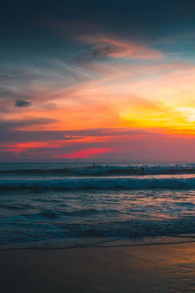 Vertikal Bild Havsvågorna Den Färgglada Himlen Fångas Bali Indonesien — Stockfoto