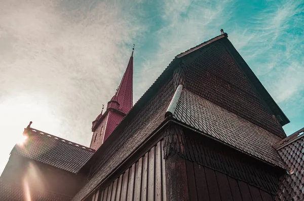 ノルウェーの曇り空の下で茶色の教区の低角度ショット — ストック写真
