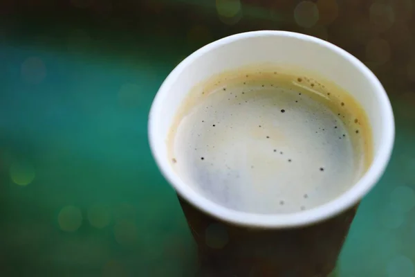 Foto en ángulo alto de café expreso en una taza de papel sobre fondo borroso —  Fotos de Stock