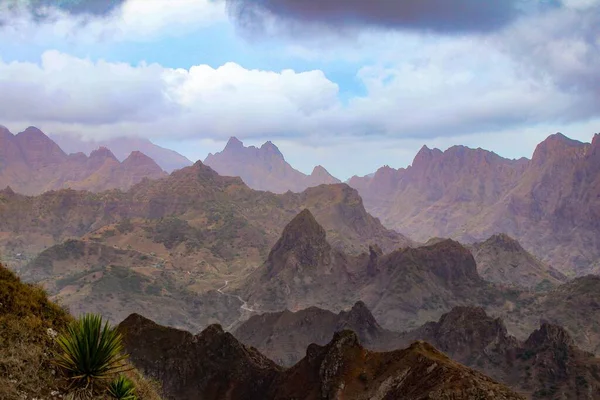 Wunderschöne Hügellandschaft reiht sich schön aneinander unter dem bewölkten Himmel — Stockfoto