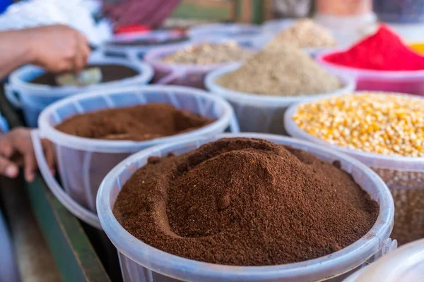 Closeup shot of buckets of coffee and colorful spices captured in Mombasa, Kenya — Stock Photo, Image