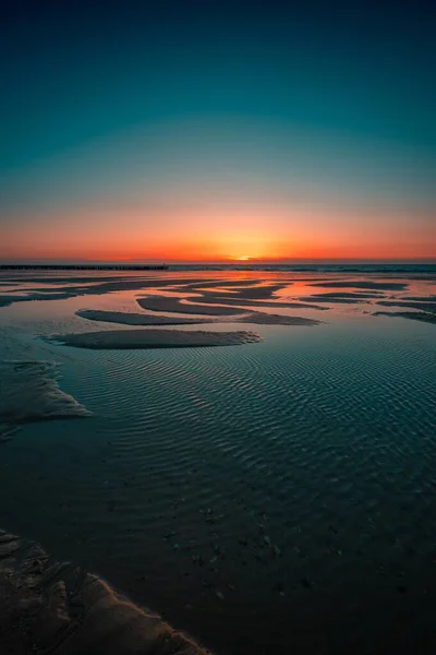 Vertikale Aufnahme des Spiegels des Sonnenuntergangs im Meer, aufgenommen in Domburg, Niederlande — Stockfoto