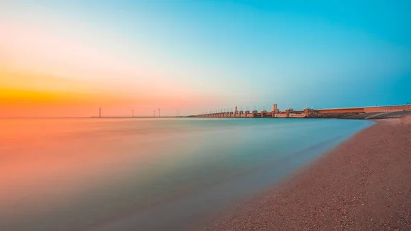 Den Hisnande Utsikten Över Solnedgången Över Lugna Havet Fångas Zeeland — Stockfoto