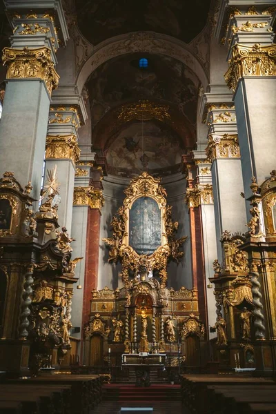 Verticale opname van een basiliek met prachtige sculpturen in Praag, Tsjechië — Stockfoto