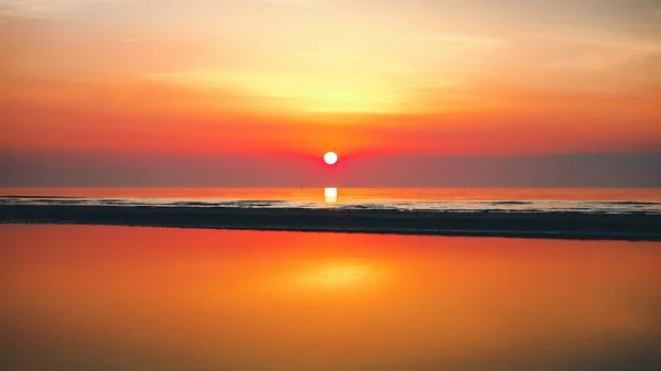 Bela vista do oceano ao pôr do sol capturado em Vrouwenpolder, Países Baixos — Fotografia de Stock