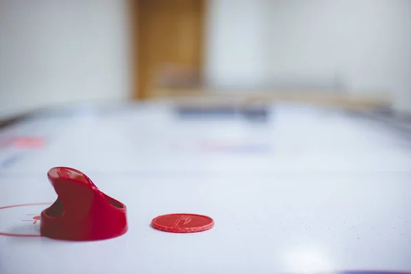 빨간 퍽 과 배경 이 흐릿 한 에어 하키 테이블의 클로즈업 사진 — 스톡 사진