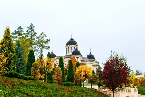 Снимок знаменитого монастыря Курчи в Молдове за его садом — стоковое фото