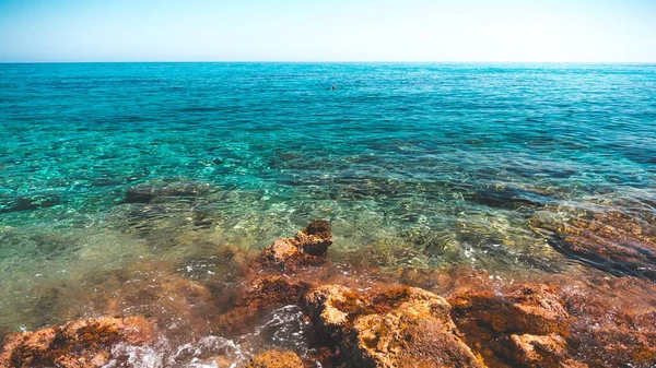 Prachtig uitzicht op de helderblauwe oceaan vanop de kust in Griekenland — Stockfoto