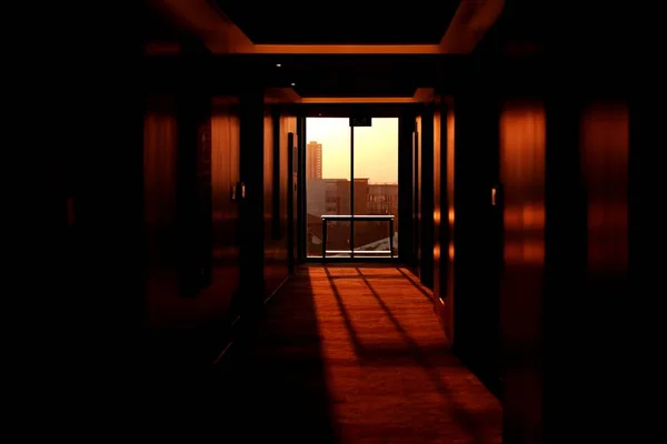 Matahari terbenam datang melalui jendela sebuah hotel — Stok Foto