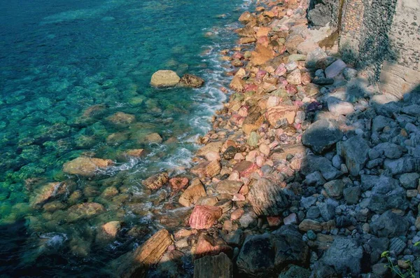 Belo tiro de formações rochosas perto do mar em 5 Terre, Itália — Fotografia de Stock