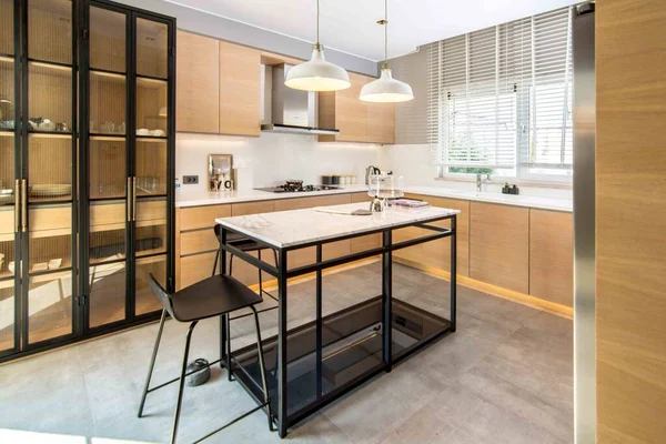 Schöne Aufnahme der Küche in einer modernen Wohnung mit einem Tisch mit Barstühlen — Stockfoto