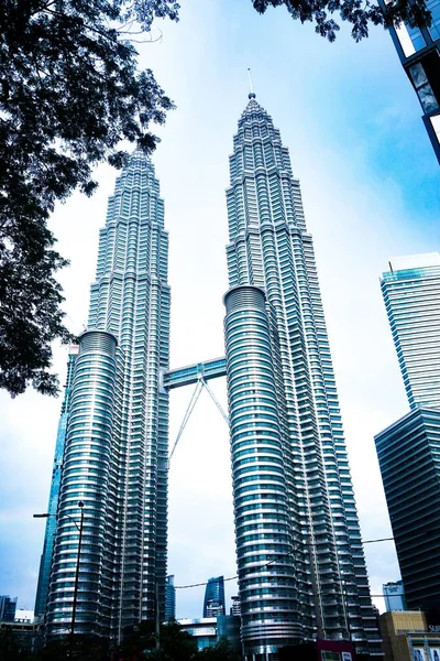 Tiro vertical de baixo ângulo das famosas Torres Gêmeas Petronas em Kuala Lumpur, Malásia — Fotografia de Stock