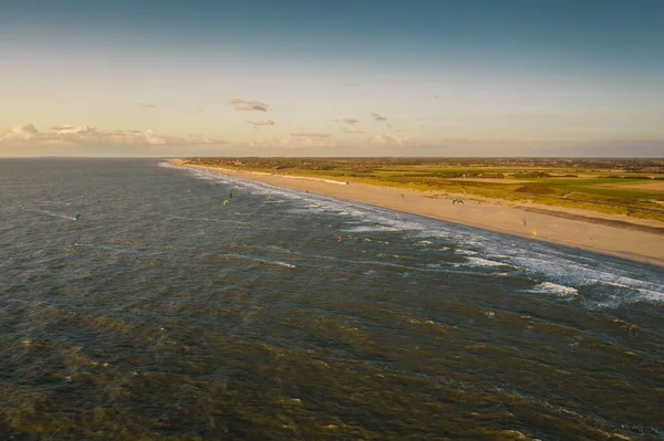 Tiro de ângulo alto do belo mar e da praia capturada em Domburg, Holanda — Fotografia de Stock