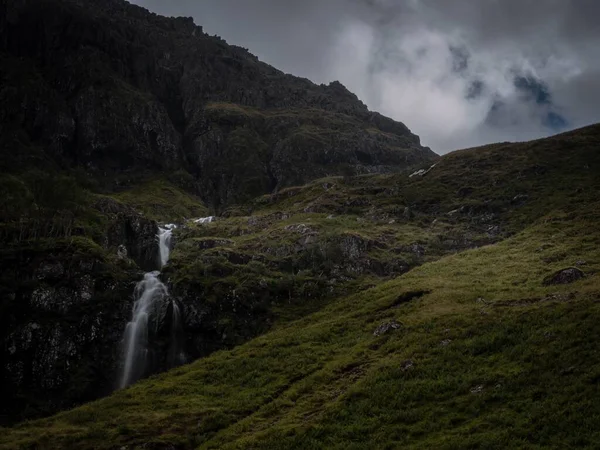 曇り空の日にスコットランドのGlenceの山の中で小さな滝の息をのむようなショット — ストック写真