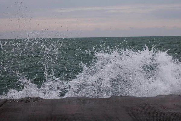 Primo piano delle gocce d'acqua delle onde dell'oceano tempestoso — Foto Stock