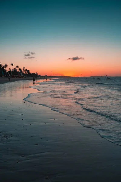 Tiro vertical de la hermosa puesta de sol sobre el mar y la playa capturada en Cumbuco, Brasil — Foto de Stock