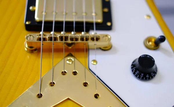 Hoge hoek close-up shot van de snaren van een elektrische gitaar — Stockfoto