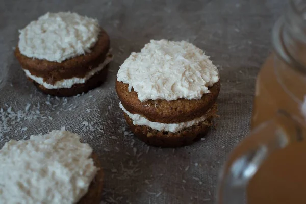 Colpo ad angolo alto di deliziosi cupcake al cocco alla crema di burro sulla superficie grigia — Foto Stock