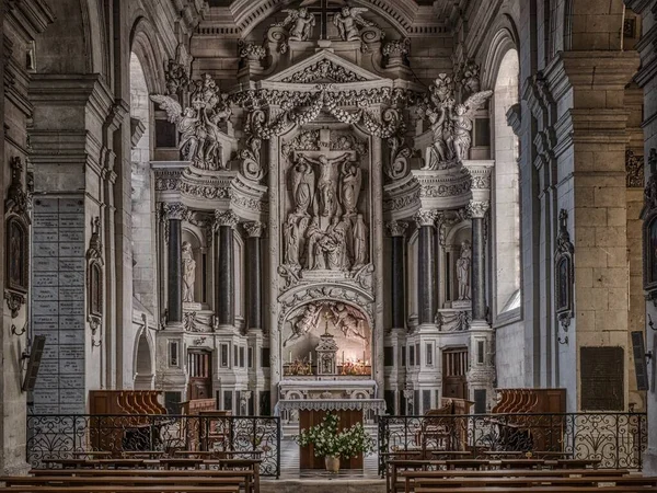 Splendida foto dell'interno della famosa cattedrale cristiana di Saumur in Francia — Foto Stock