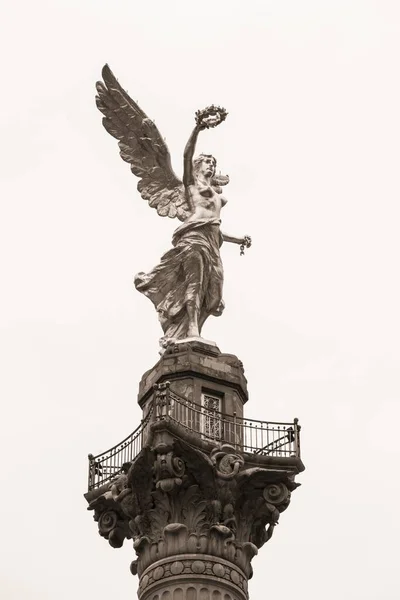 Vertikale Aufnahme der historischen Statue Engel der Unabhängigkeit in der Innenstadt von Mexiko-Stadt — Stockfoto