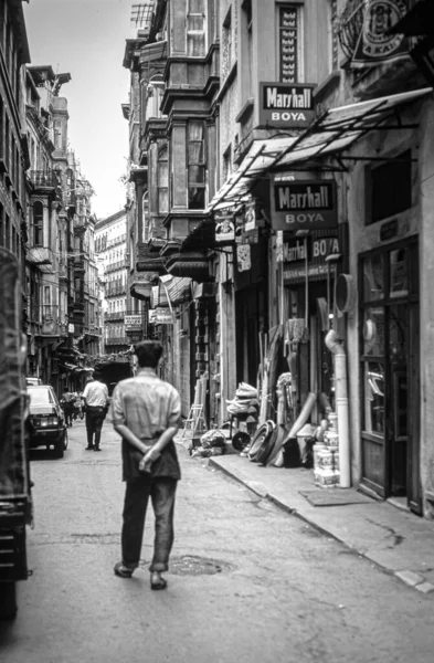 Istanbul Turkey Ago 1993 Tiro Vertical Escala Cinza Pessoas Andando — Fotografia de Stock