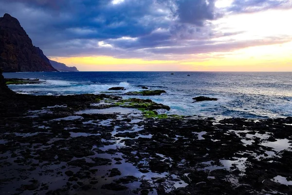 Adembenemende opname van een prachtige zonsopgang aan zee met unieke kleurencombinaties — Stockfoto