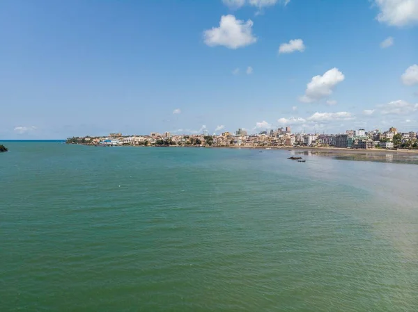 Vue en grand angle de l'océan par la ville sous le ciel bleu capturé à Mombasa, Kenya — Photo