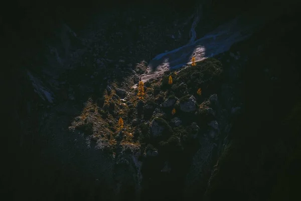 Plan grand angle de belles formations rocheuses avec beaucoup d'arbres dans l'obscurité — Photo