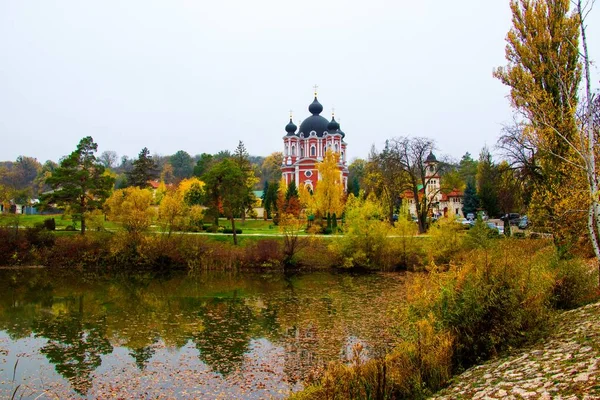 Moldova 'daki ünlü Curchi Manastırı' nın gölün önündeki yansımasının güzel bir görüntüsü. — Stok fotoğraf