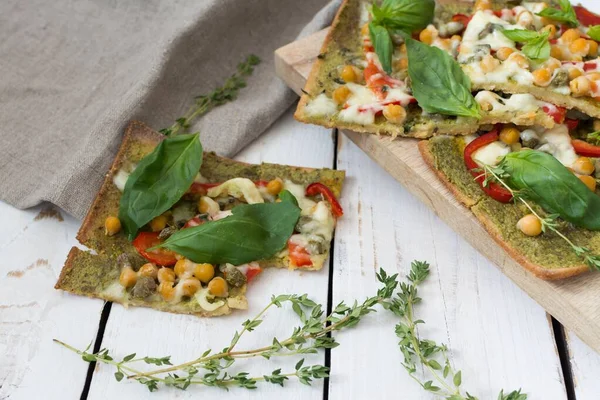 Tiro de alto ángulo de pedazos de pizza siciliana con diferentes tipos de verduras — Foto de Stock