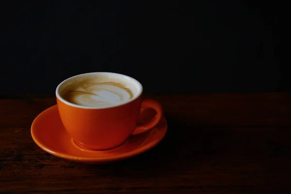 Primo piano di una tazza di caffè con uno sfondo scuro — Foto Stock