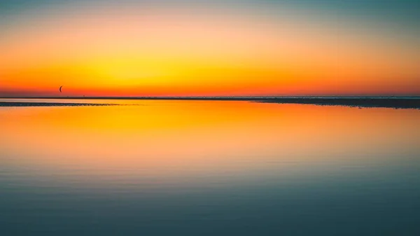 Vacker utsikt över speglingen av solen i sjön fångas i Vrouwenpolder, Nederländerna — Stockfoto