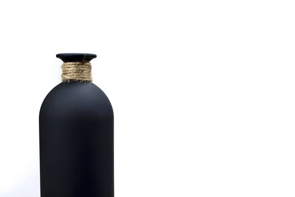 Közelkép egy fekete palack fehér háttér — Stock Fotó