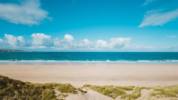 イングランド コーンウォールの青い空の下で穏やかな海による砂の海の息をのむような景色 — ストック写真
