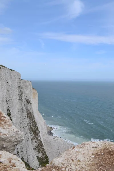 Captura vertical de alto ángulo de acantilados rocosos cerca del mar en Dove, Inglaterra —  Fotos de Stock
