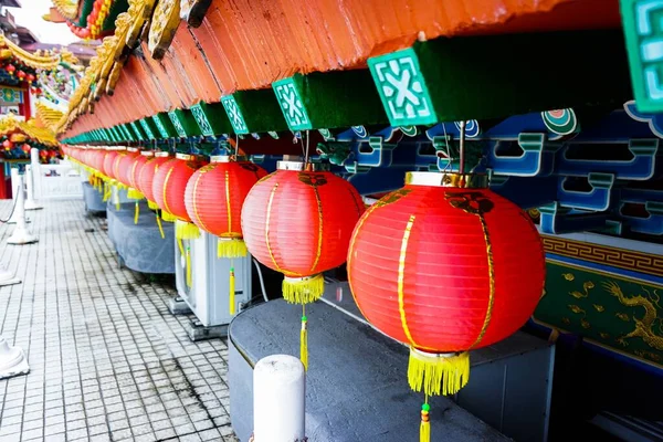 Gros plan de lanternes chinoises rouges pendues sur les bâtiments du marché — Photo