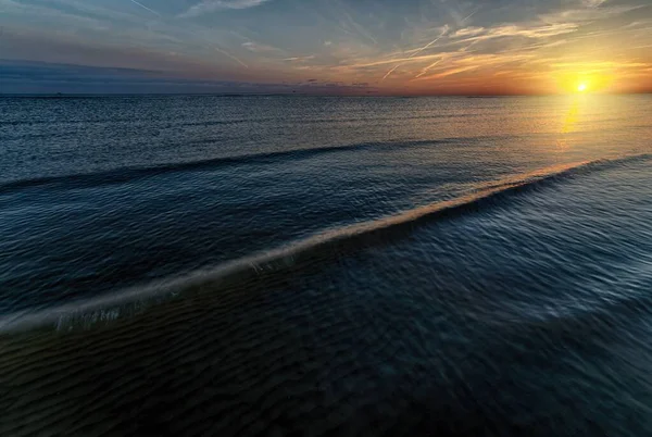 Cenário Tirar Fôlego Início Manhã Sol Nascendo Sobre Oceano — Fotografia de Stock