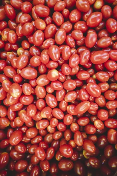 Nad hlavou svislý záběr červených rajčat na sebe — Stock fotografie