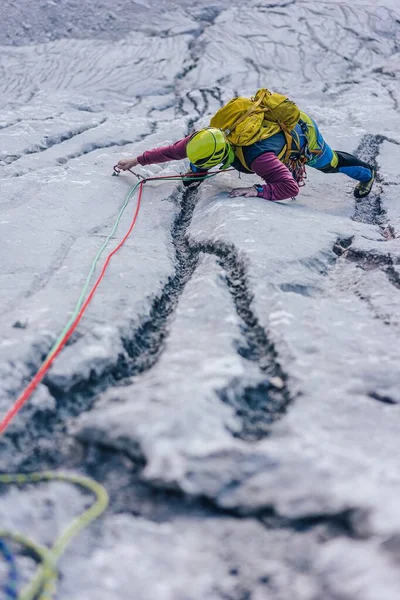 Uma Foto Vertical Uma Pessoa Subindo Uma Rocha Nos Alpes — Fotografia de Stock