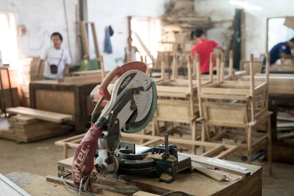 Nahaufnahme einer Holzschneidemaschine in einer Holzfabrik — Stockfoto
