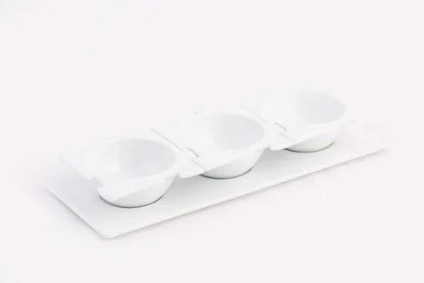 Mesa de cerámica blanca con tres cuencos de inmersión aislados sobre un fondo blanco — Foto de Stock