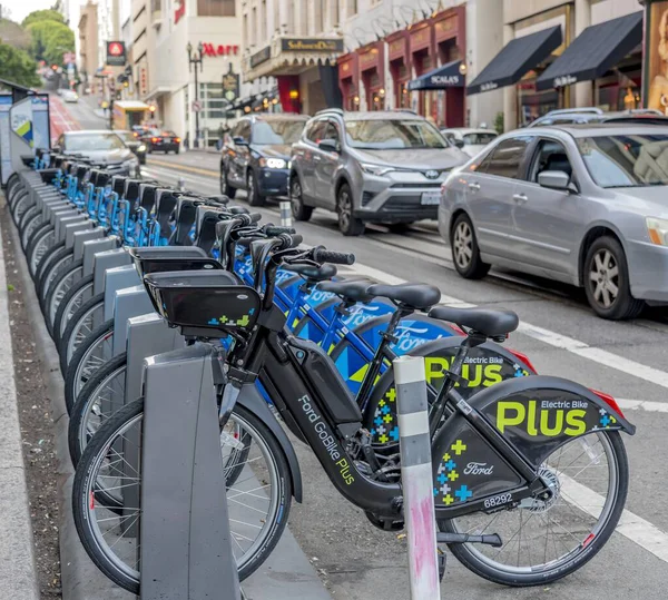 Πανομοιότυπα ποδήλατα παρκαρισμένα στο δρόμο του Σαν Φρανσίσκο — Φωτογραφία Αρχείου