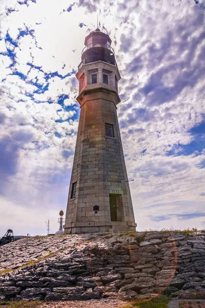 Beton Bir Deniz Fenerinin Dikey Alçak Açılı Görüntüsü Kayalık Bir — Stok fotoğraf